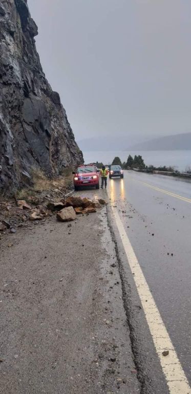 DESPEJE DE PIEDRAS SOBRE LA RUTA SIETE LAGOS | La Montaña Noticias