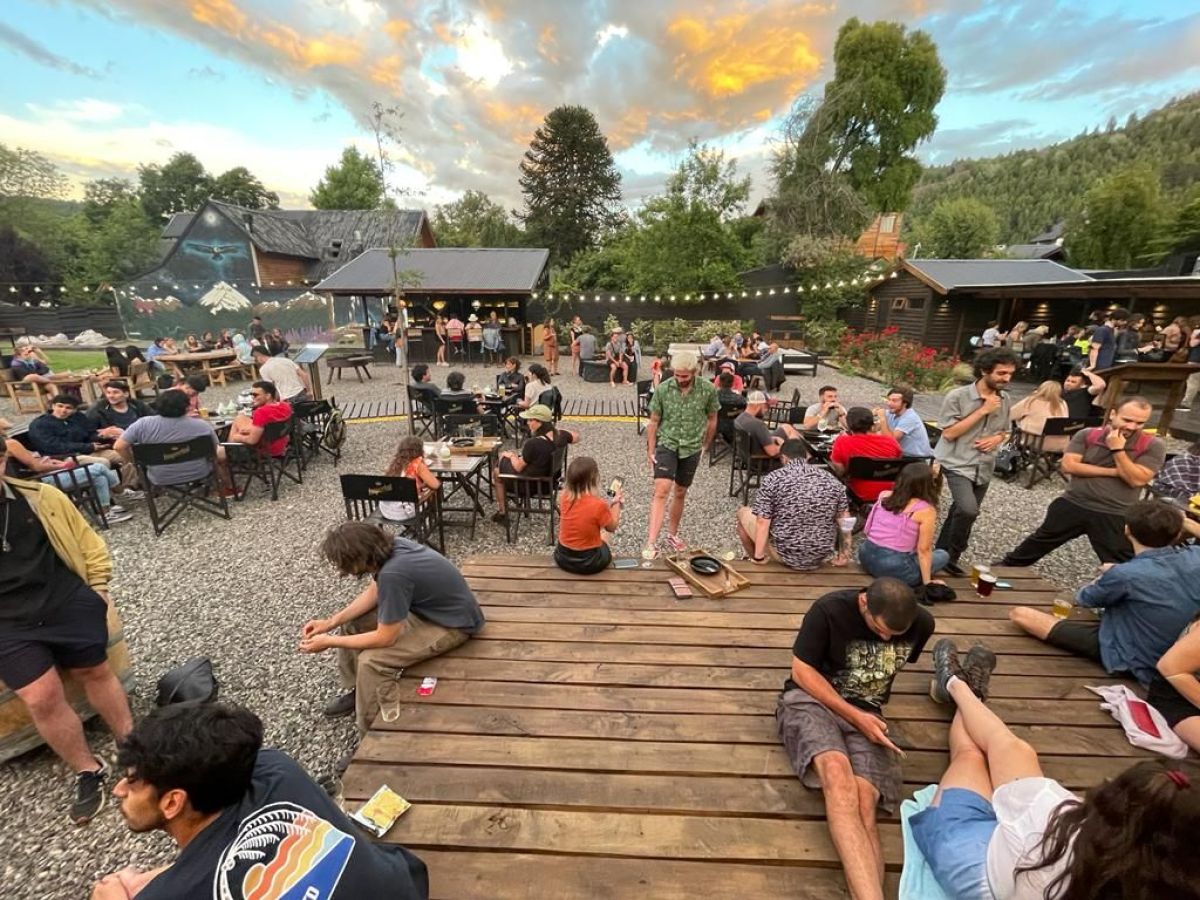 Con la llegada del otoño, el bar Jabalí y su increíble patio ahora abren al mediodía