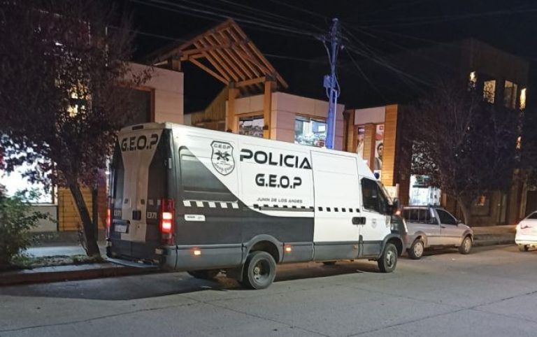 Operativos del GEOP y controles durante la madrugada en San Martín de los Andes