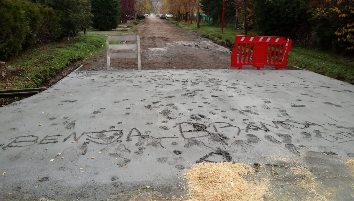 Vandalizaron parte de la obra de asfalto de la calle Lola Mora