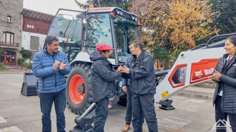 Después de 30 años, el Municipio adquirió una máquina retroexcavadora 4×4, con pala
