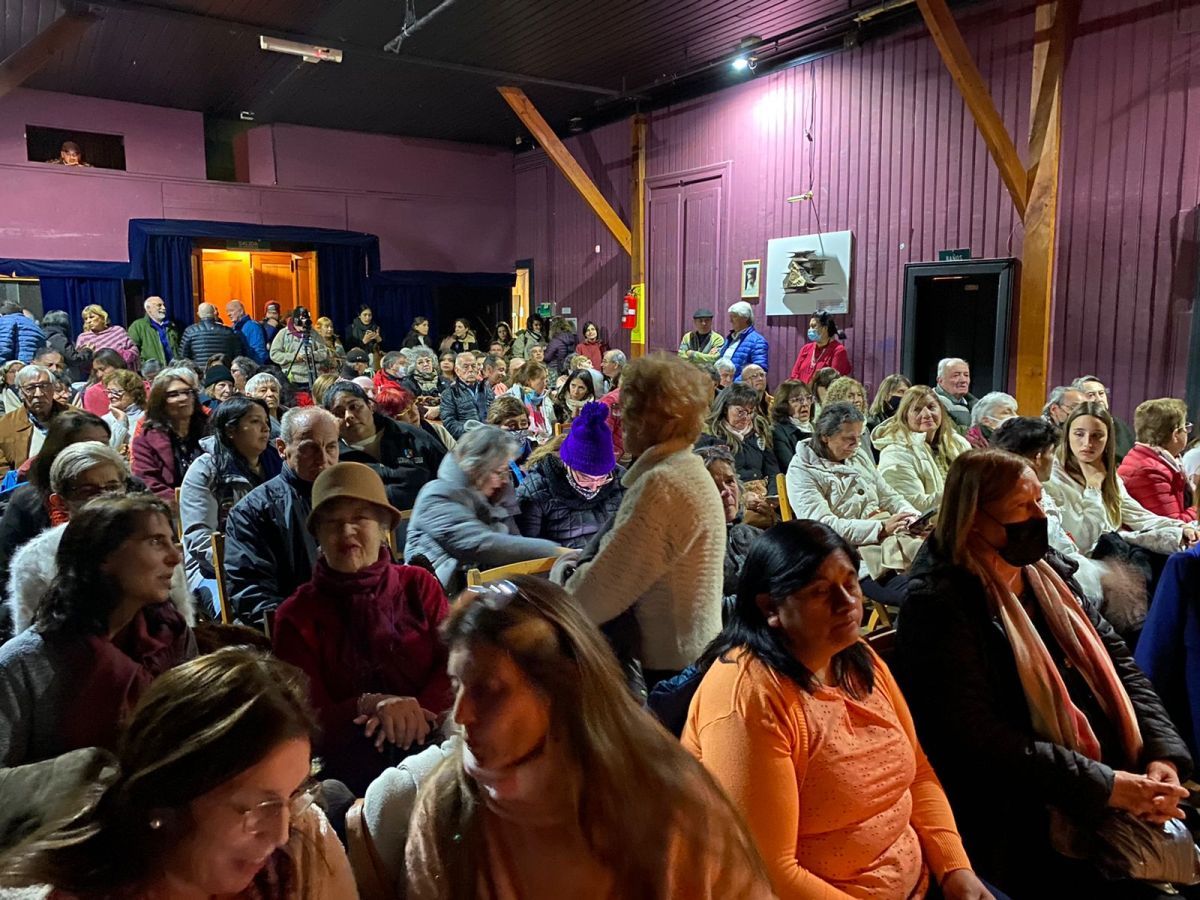 Sala llena para la presentación del libro sobre las calles de San Martín de los Andes