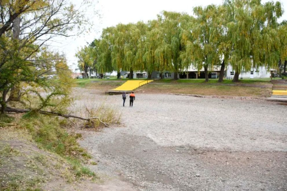 Histórica sequía en el Limay: ya se puede pasar caminando de Neuquén a Río Negro