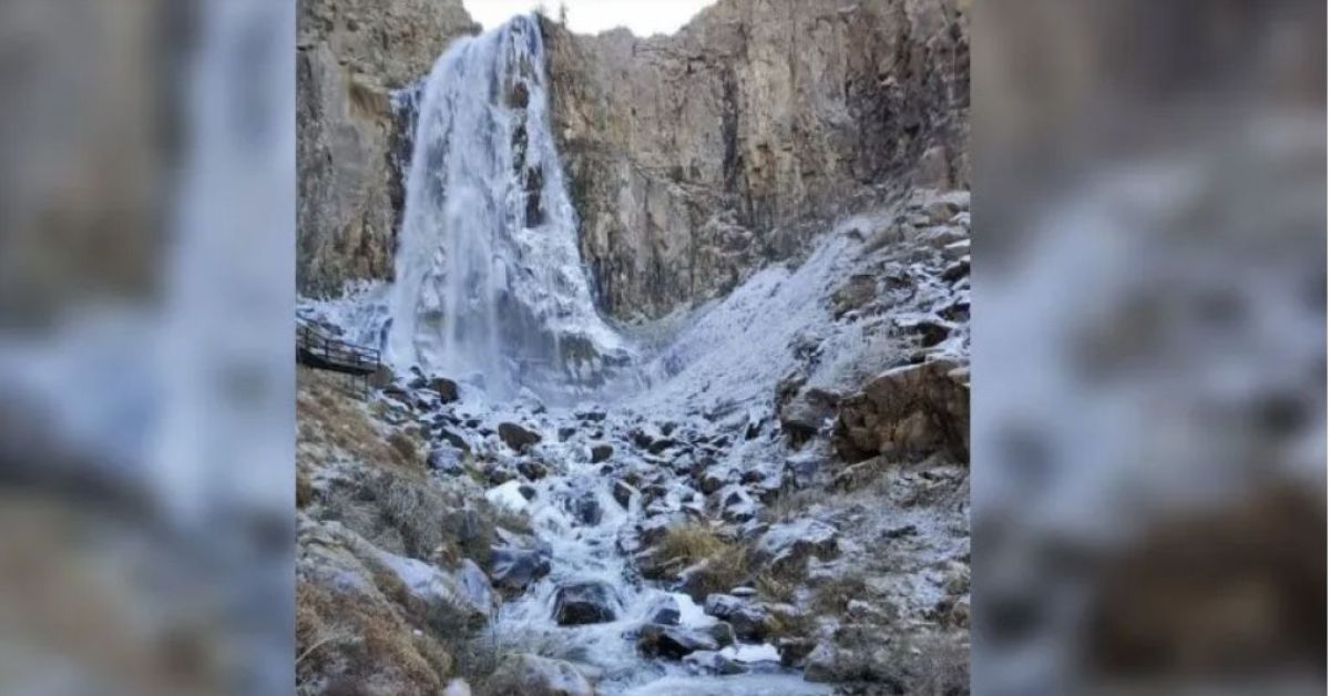 El frío no da tregua: se congeló una cascada en el norte neuquino
