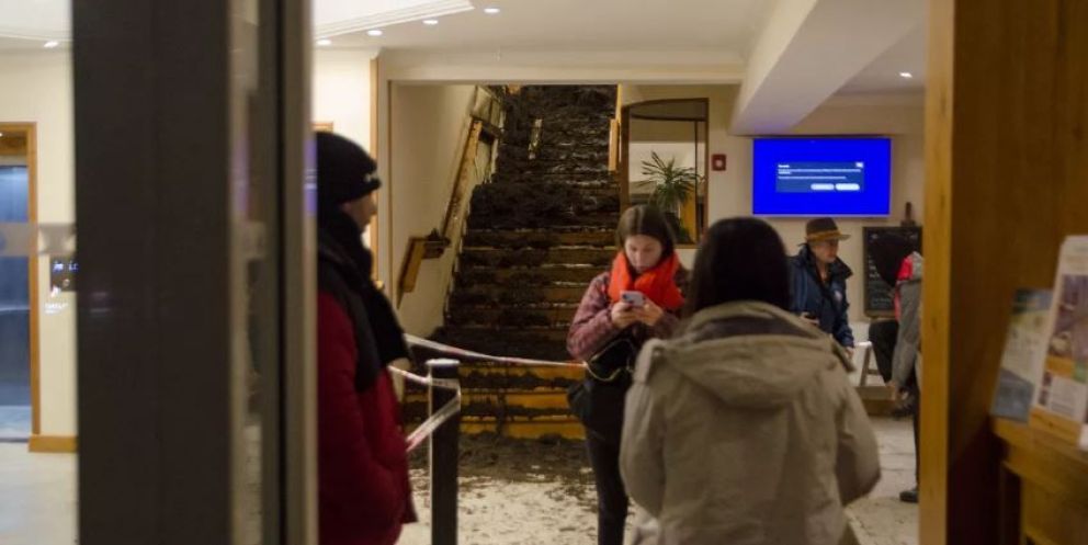Bariloche: un muerto y tres heridos en un deslave dentro de un hotel