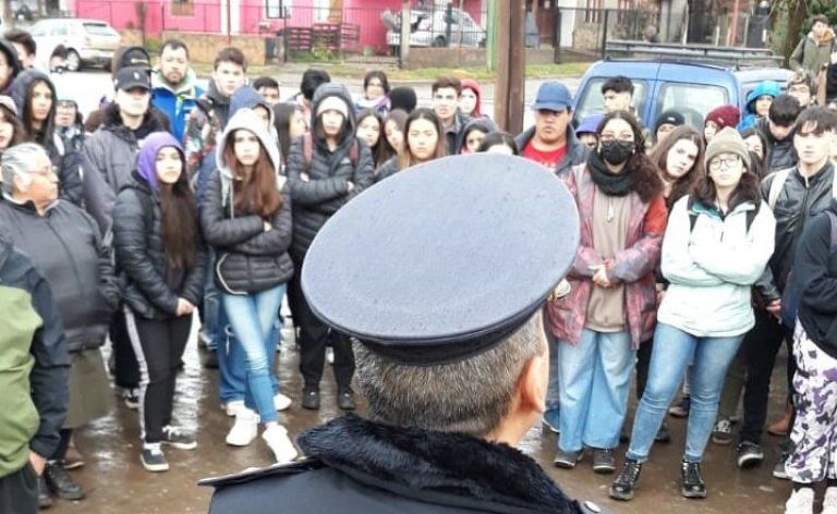Refuerzan con policías la entrada y salida del CPEM 28