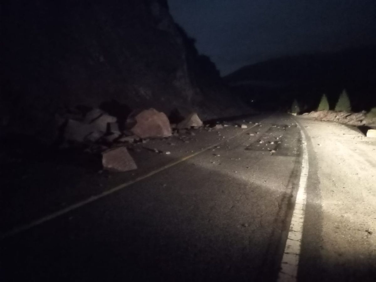 Derrumbe de piedras en Siete Lagos a la altura de río Hermoso