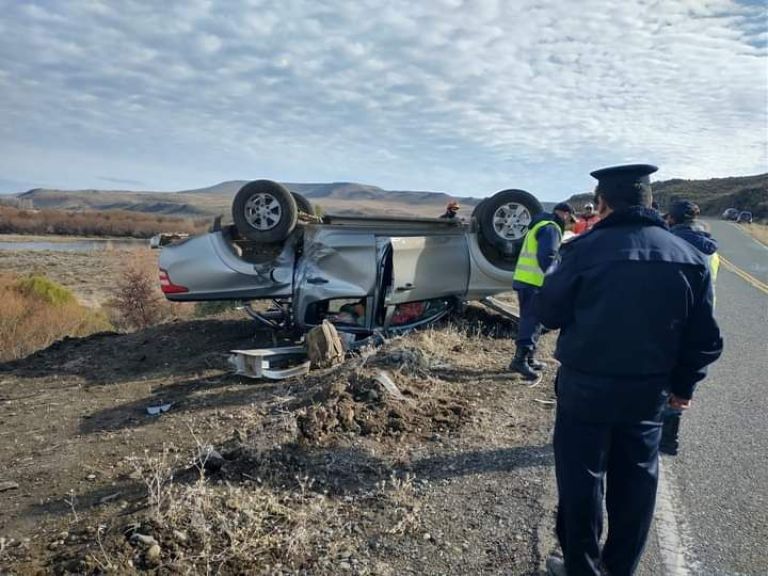 Volcó una camioneta, frenó para asistirlo y ocasionó otro choque