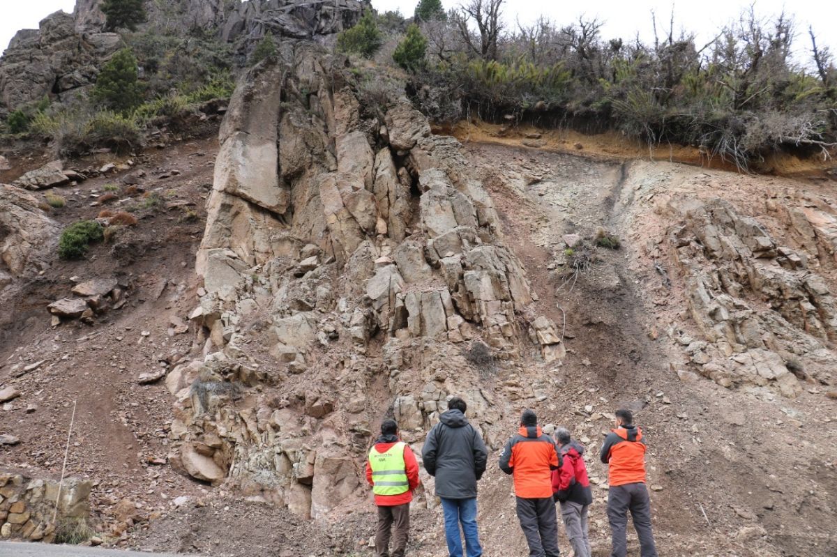 Realizan diagnóstico de riesgo por desprendimiento de rocas en Ruta de los Siete Lagos