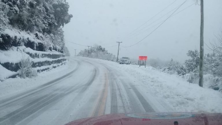 Volvió la luz en COVISAL y Los Radales, trabajan en la línea a Quila Quina