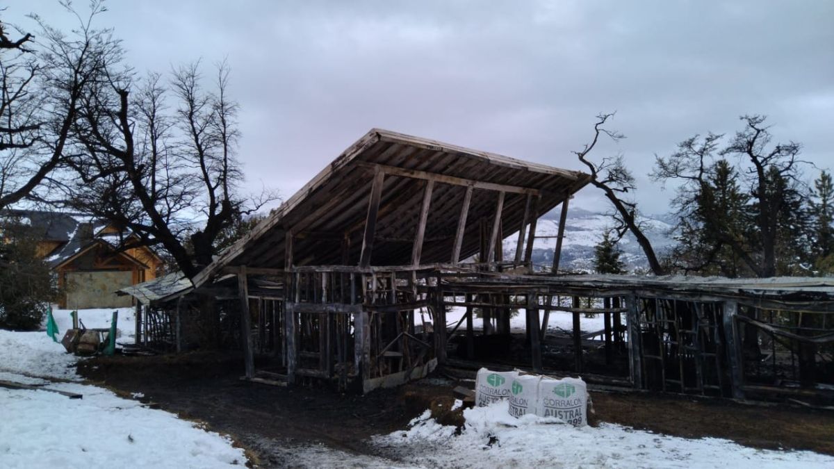 Se incendió por completo una casa en Peñón del Lolog