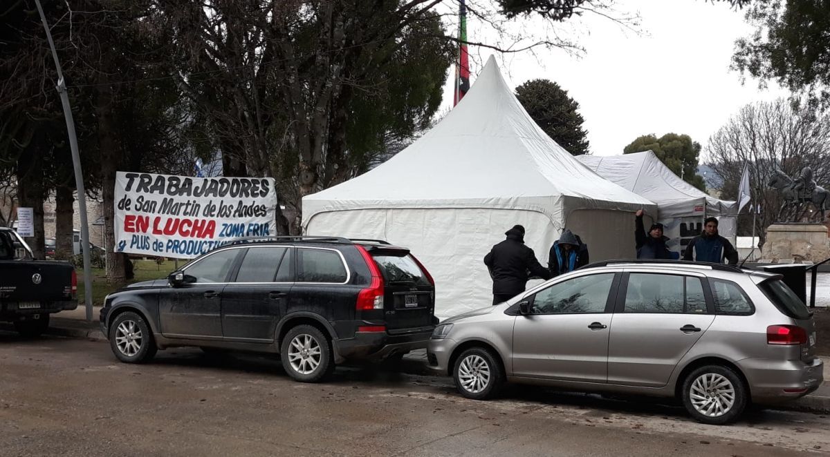 Gastronómicos instalaron una carpa en la plaza San Martín