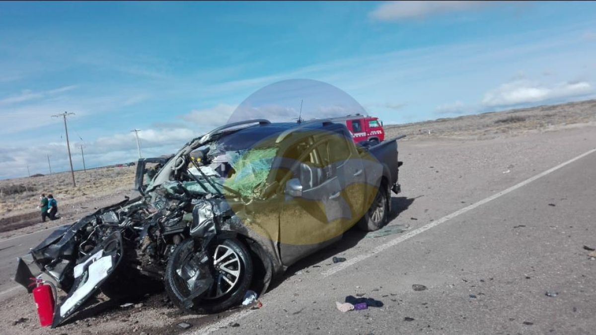 Una camioneta chocó de frente contra un camión en ruta 40