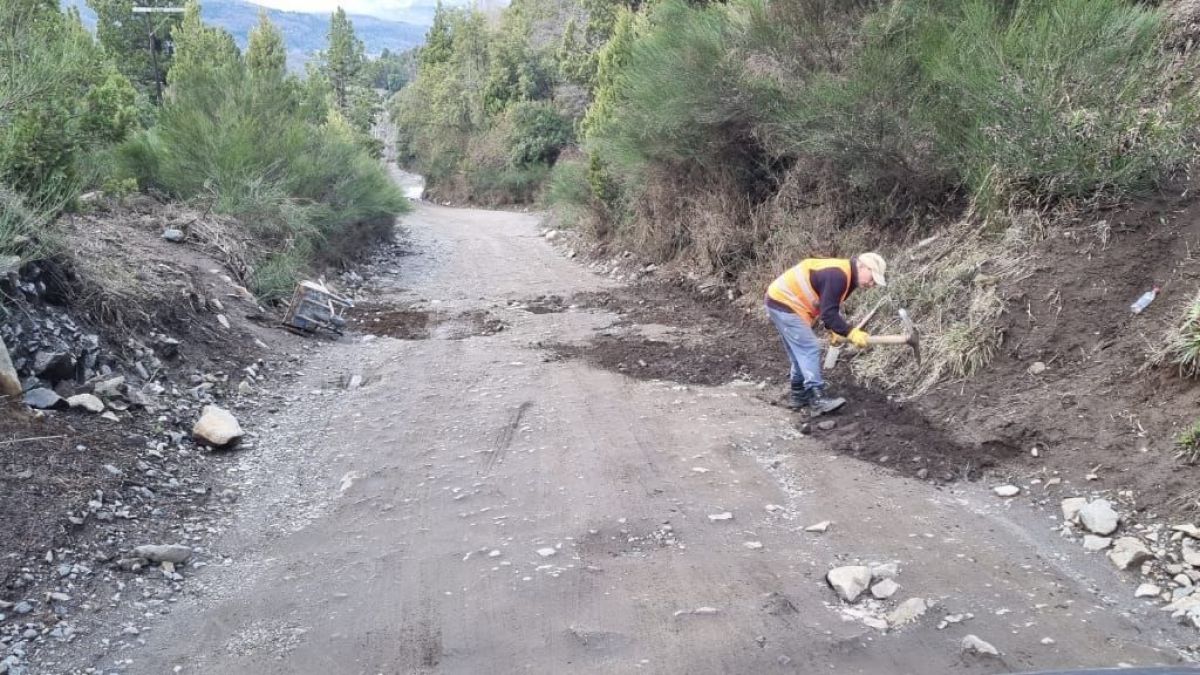 No tiene auto pero ayuda a sus vecinos arreglando el camino Arrayán