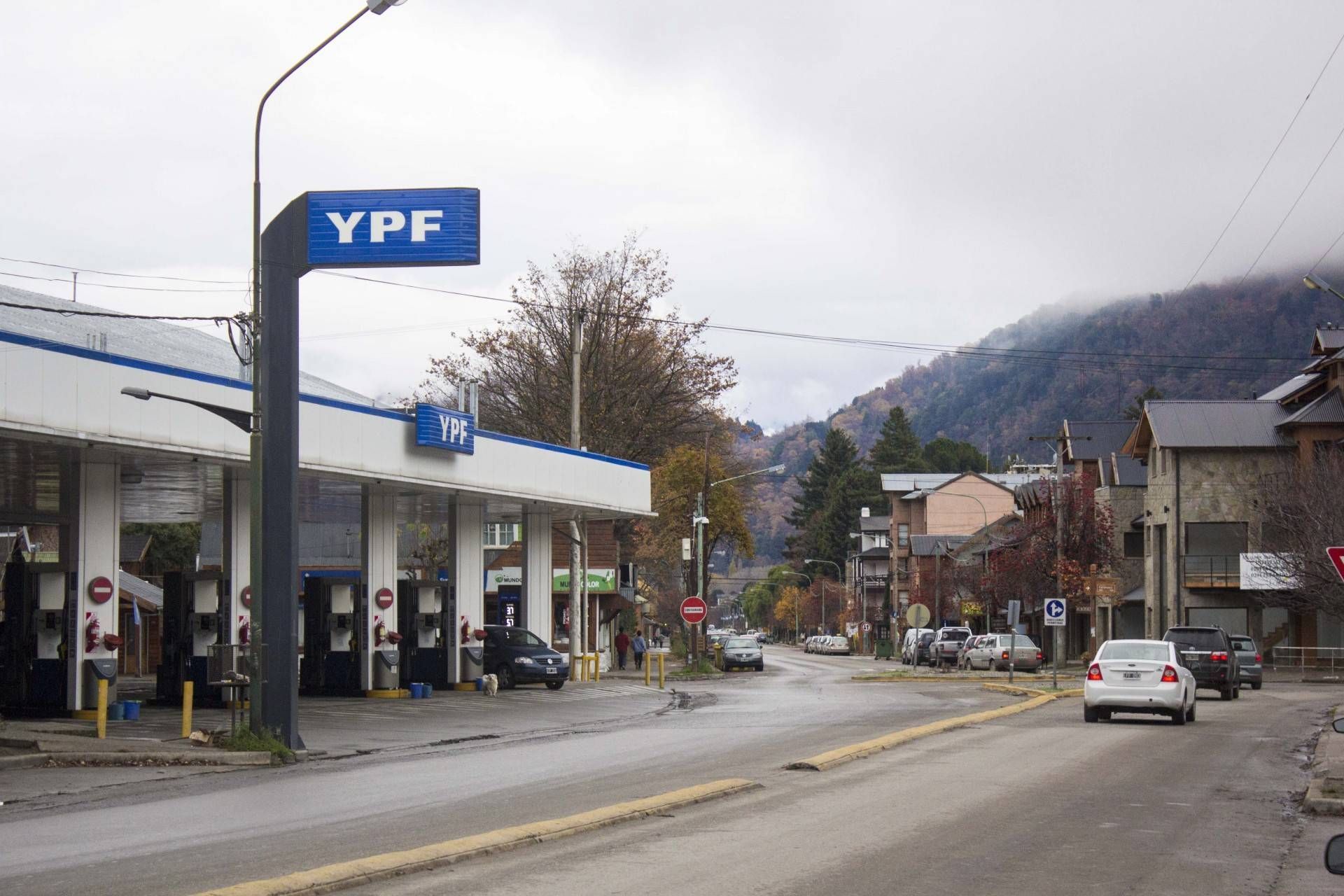 YPF cobrará más caro el gasoil a vehículos con patente extranjera